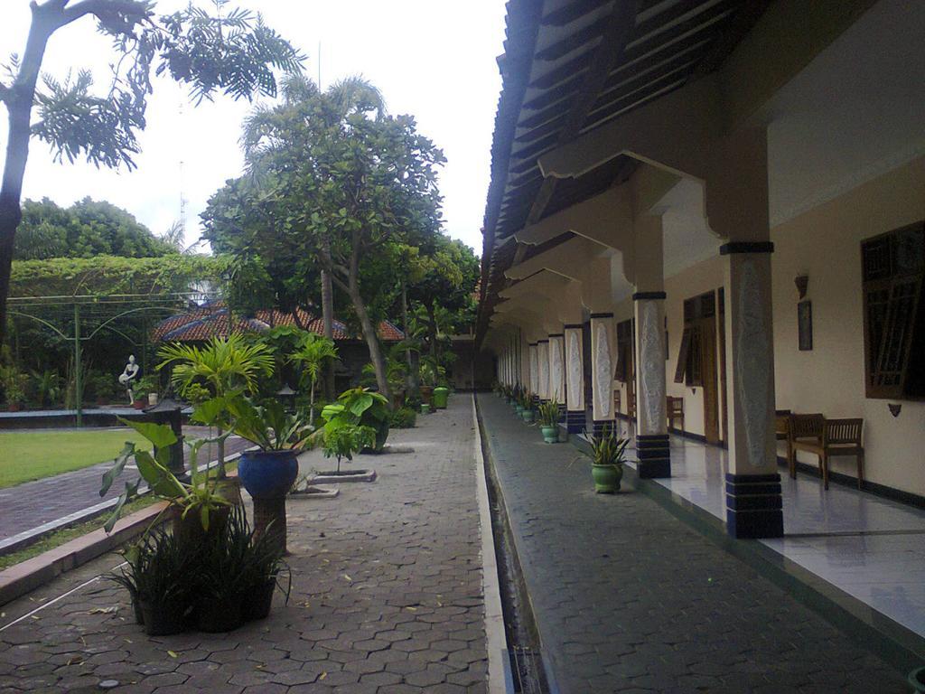 Hotel Galuh Прамбанан Экстерьер фото